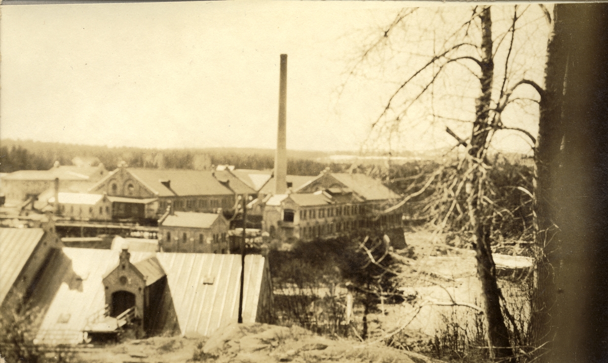 Drammenselvens Papirfabrikker fotografert 1917,  i forbindelse med besøk fra direksjonen i Union Co. Union Co. kjøpte fabrikken i 1915.