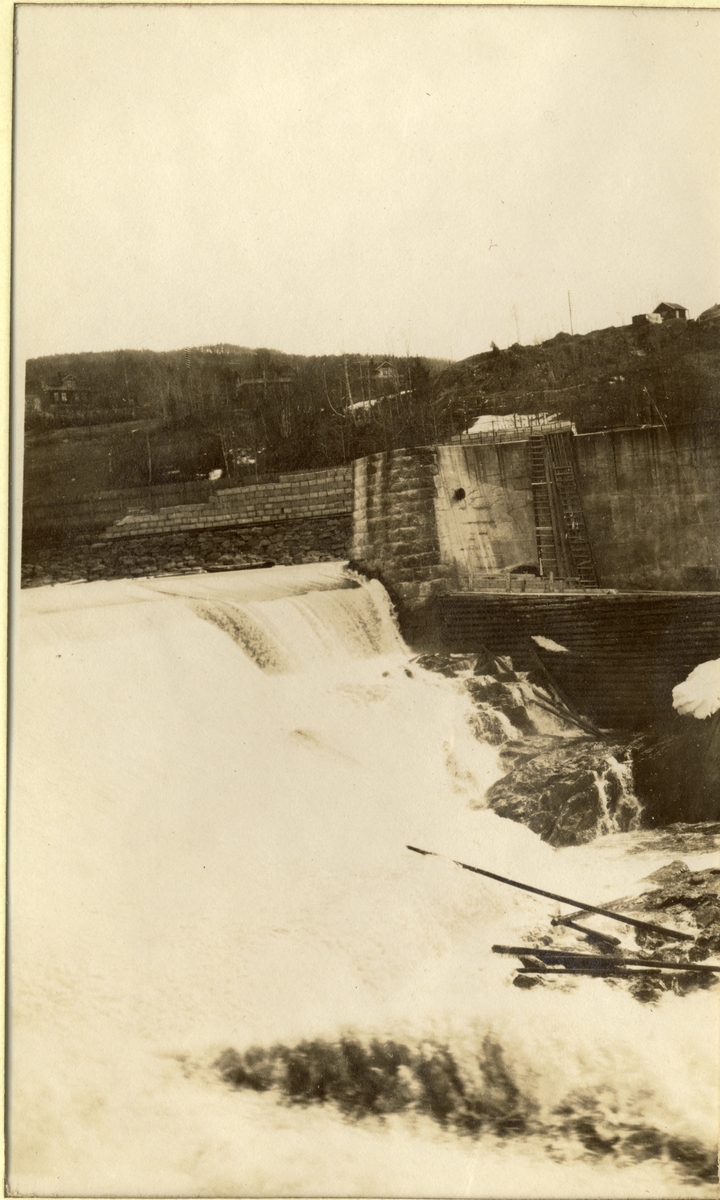 Embretsfoss kraftverk i Åmot, Buskerud, under bygging. Fotografert 1917 under besøk fra direksjonen i Union Co. Kraftverket ble satt i drift i 1916.