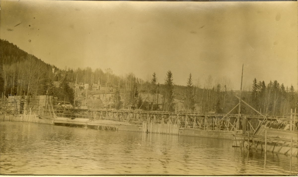 Gorningen dam i Siljan, Telemark, under bygging. Fotografert mai 1917.