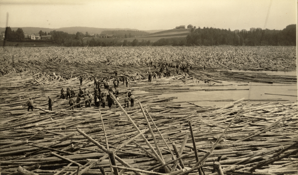 Tømmerfløtere i arbeid ved Bingen lenser i Sørum i Akershus. Fotografert 1917.