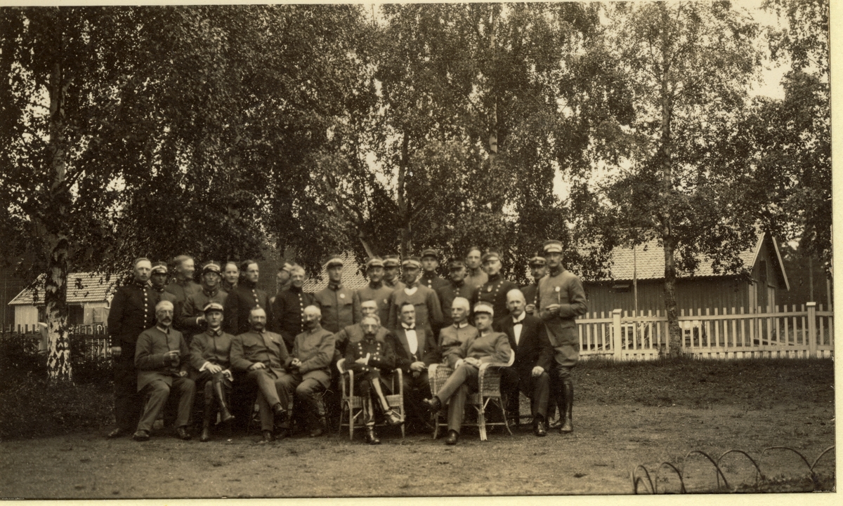 Offiserene i Infanteriregiment 5 (I.R.5) er samlet til fotografering under øvelse på ukjent sted i 1917.