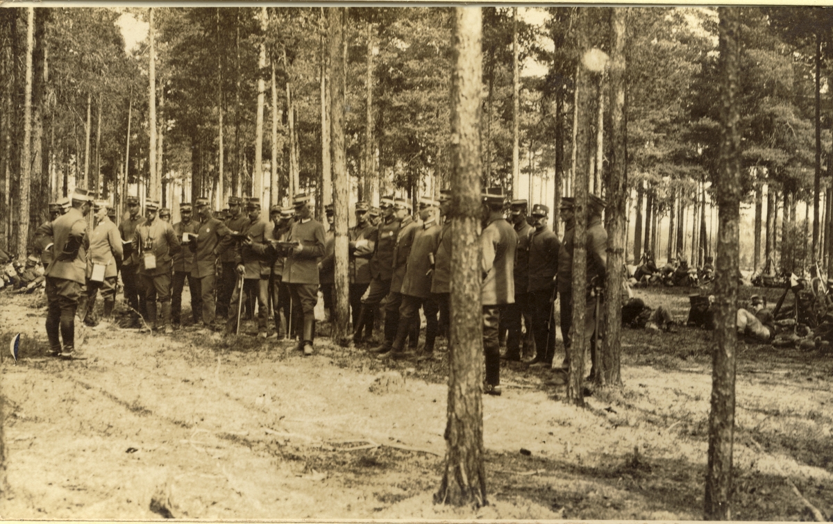 Oberst Nyquist i Infanteriregiment 5 (I.R.5) har samlet offiserer til vurdering av militærøvelse. De menige soldatene hviler i bakgrunnen. Fotografert 1917.