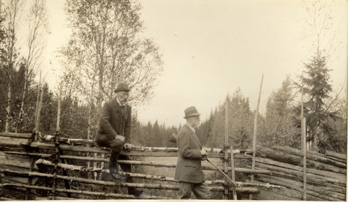 Brødrene Ferdinand Egeberg og Einar Westye Egeberg på harejakt i Folldal(?), Hedmark. Fotografert 1917.