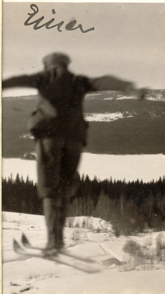 Einar, antagelig Einar Westye Egeberg, prøver seg på et skihopp ved Harestuvatnet i Oppland. Fotografert 1918.