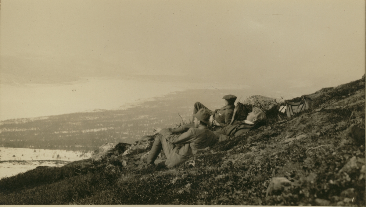 Tre turgåere, antagelig Westye Egeberg i midten, raster med utsikt til Tunhovd i Hallingdal. Fotografert 1918.