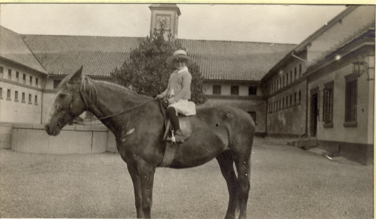 Karen Egeberg på hesten "Idun" på gårdsplassen til Bogstad gård. Fotografert 1918.