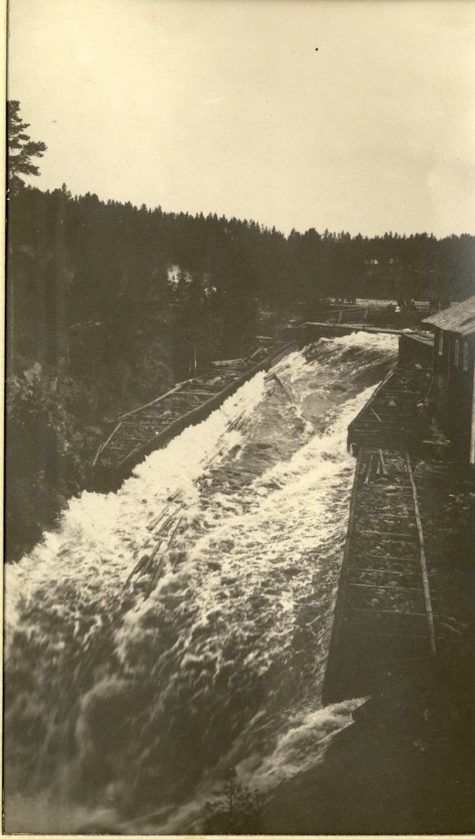 Tømmerfløting, ukjent sted. Fotografert 1918.