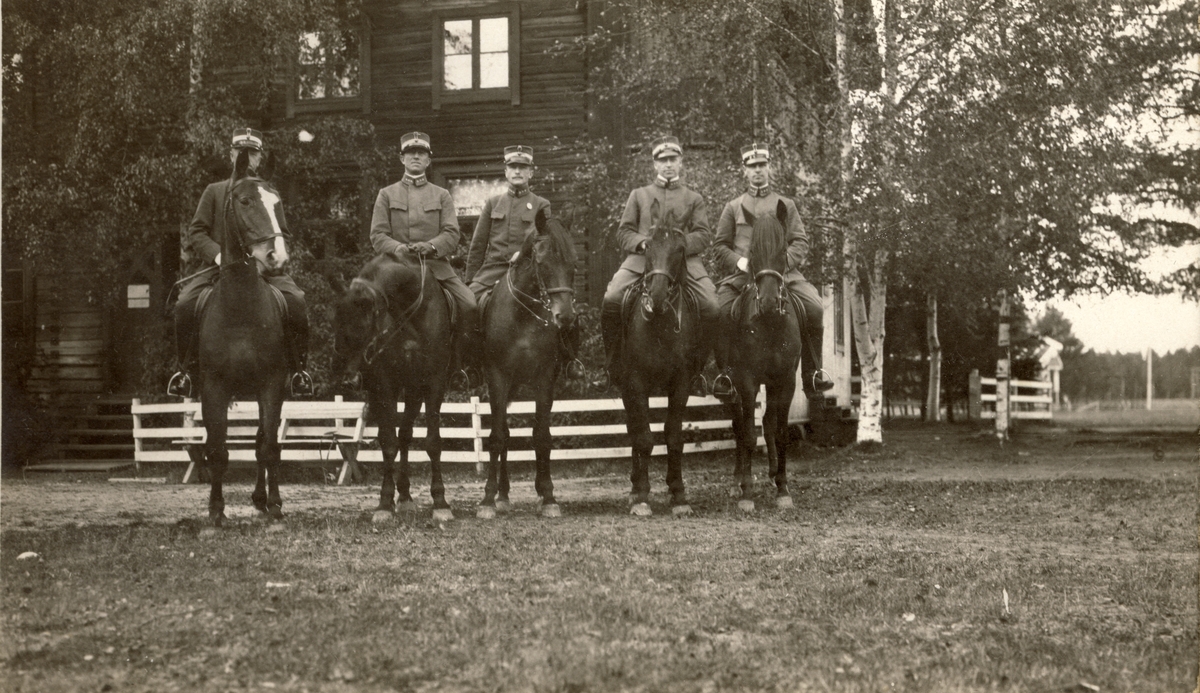 Westye Egeberg og fire av hans lærere til hest utenfor Infanteriets Skyteskole på Terningmoen i Elverum i Hedmark. Fra venstre Westye P. Egeberg, kapteinene Thue, Five, Sætrang og Ljungberg. Fotografert 1918.