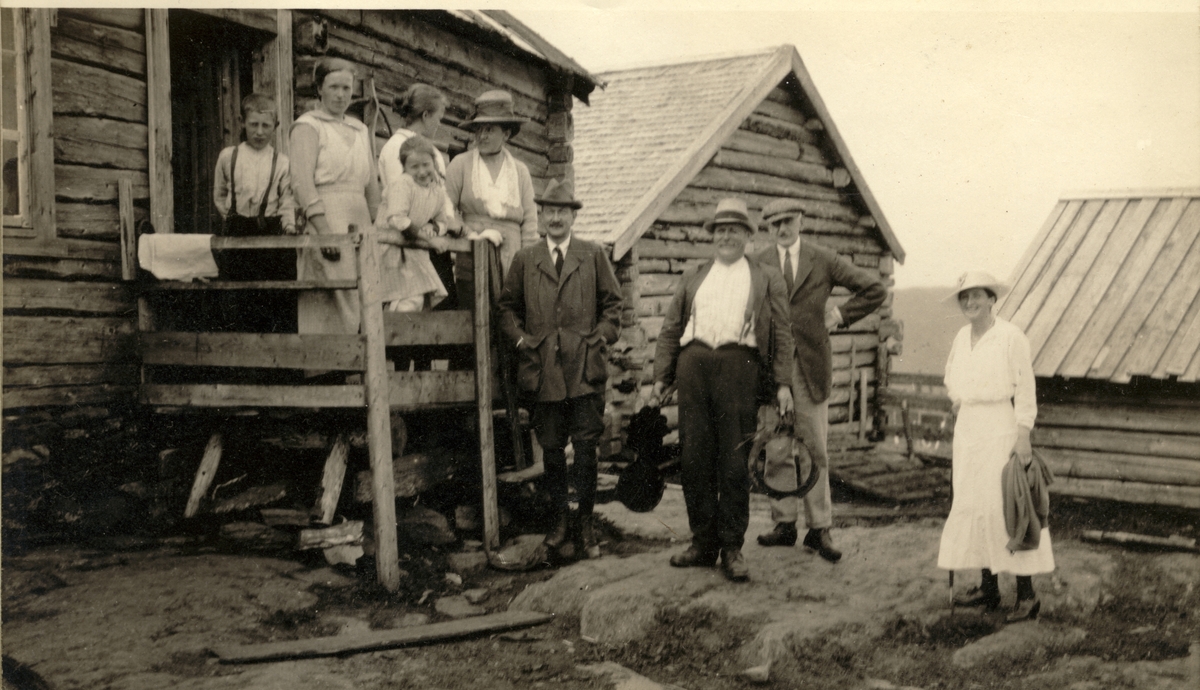 Lady Herbert, med hatt på trappen, og Sir Arthur Herbert, nummer to fra høyre, besøker en familie på husmannsplass (Kringen?) sammen med Thomas (Tom) Fearnley, stående ved trappen, og Benedicte Fearnley, ytterst til høyre. Fotografert 1919.