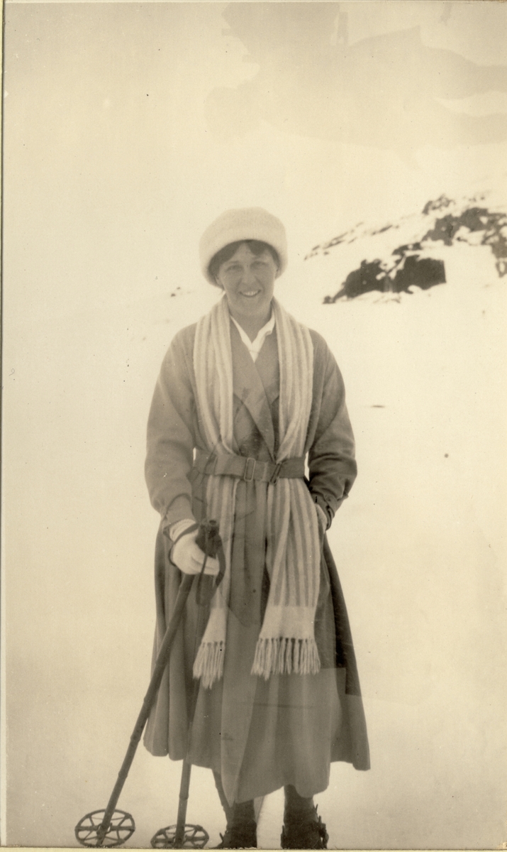 Misse Madsen, tidligere Misse Gadd, på skitur på Finse. Fotografert 1920.