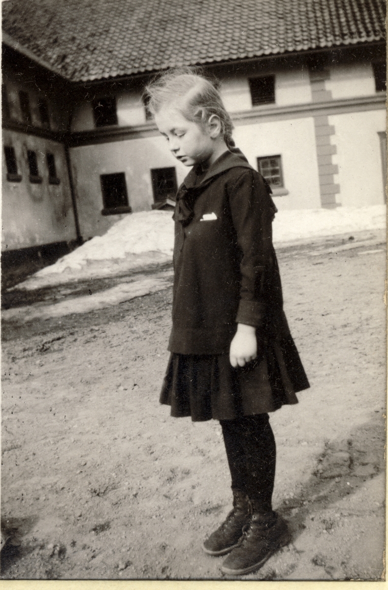 En fornærmet Karen Egeberg på gårdsplassen til Bogstad gård. Fotografert 1920.