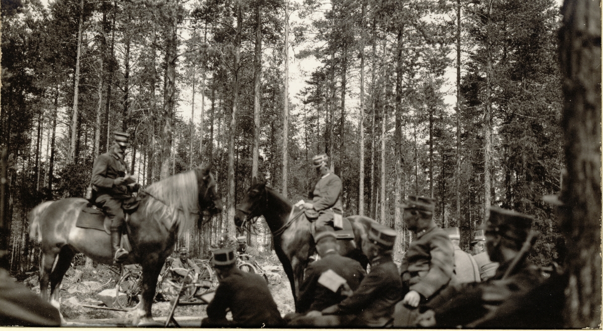 Regimentsamling i Infanteriregiment 5 (I.R.5). En øvelse vurderes i etterkant på Løbergmoen(?). Blant offiserene er Jevanord og Haave begge til hest. Fotografert 1920.