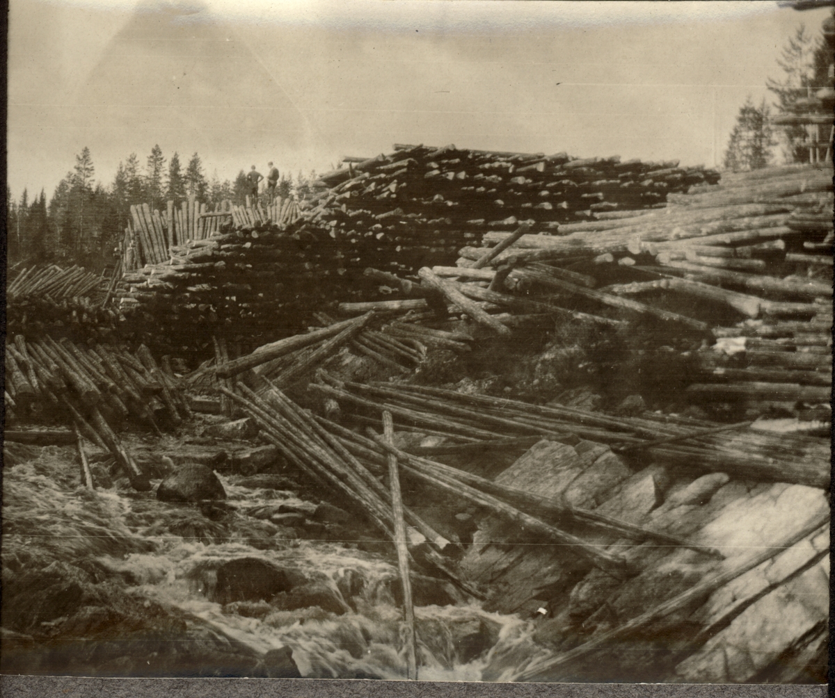 Tømmer har hopet seg opp under fløting i Tannesdammen(?) i Grytåa, Hedmark. Fotografert 1921.