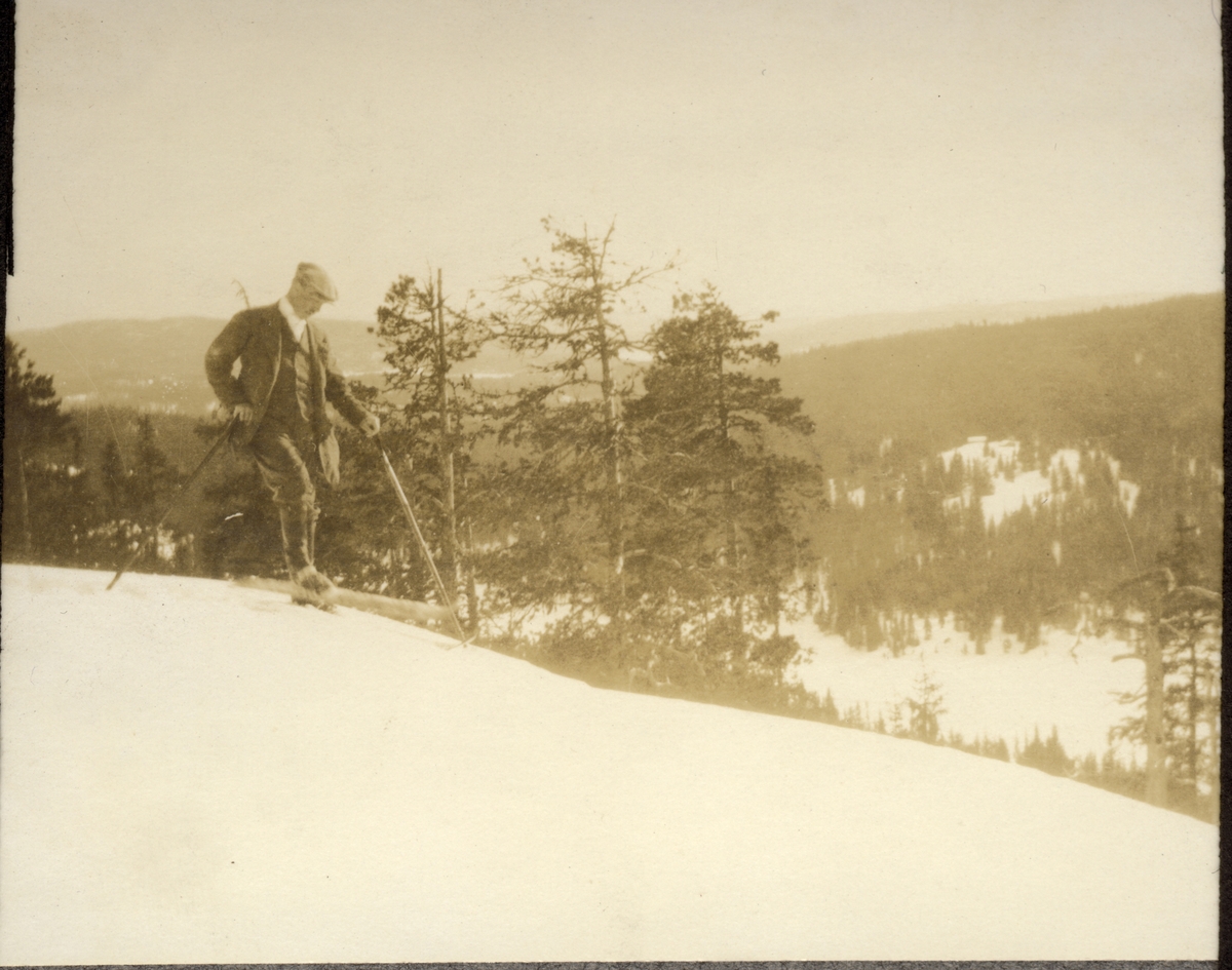 Westye P. Egeberg tar en skitur i skogen under en befaring på Bjørnstad Seter i Nord-Odal. Fotografert 1921.