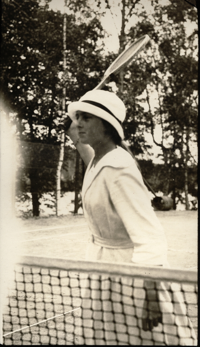 Mimi Egeberg spiller tennis, antagelig på tennisbanen til Bogstad gård. Fotografert 1921.