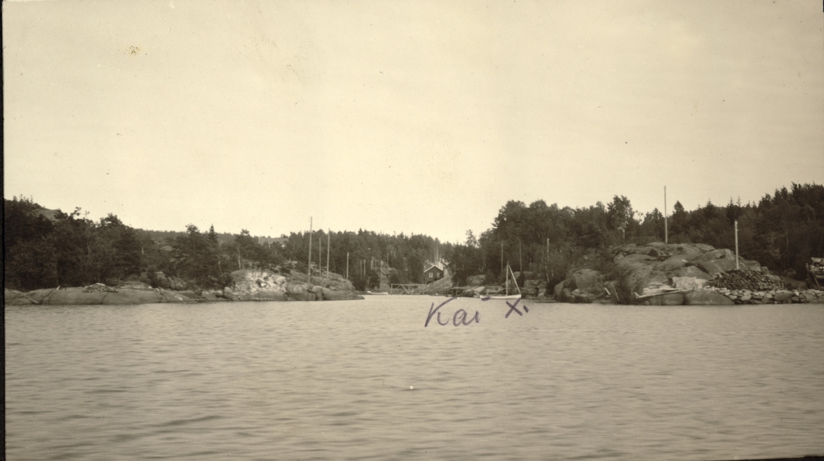 Barkevik nord for Helgeroa - utenfor innløpet til kjerraten. Det skimtes en liten seilbåt som ligger til kai. Fotografert 1921.