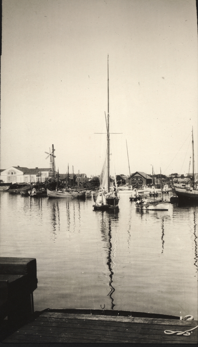 Seilbåter og havnebygninger i havnen i Skagen, Danmark. Fotografert 1921.