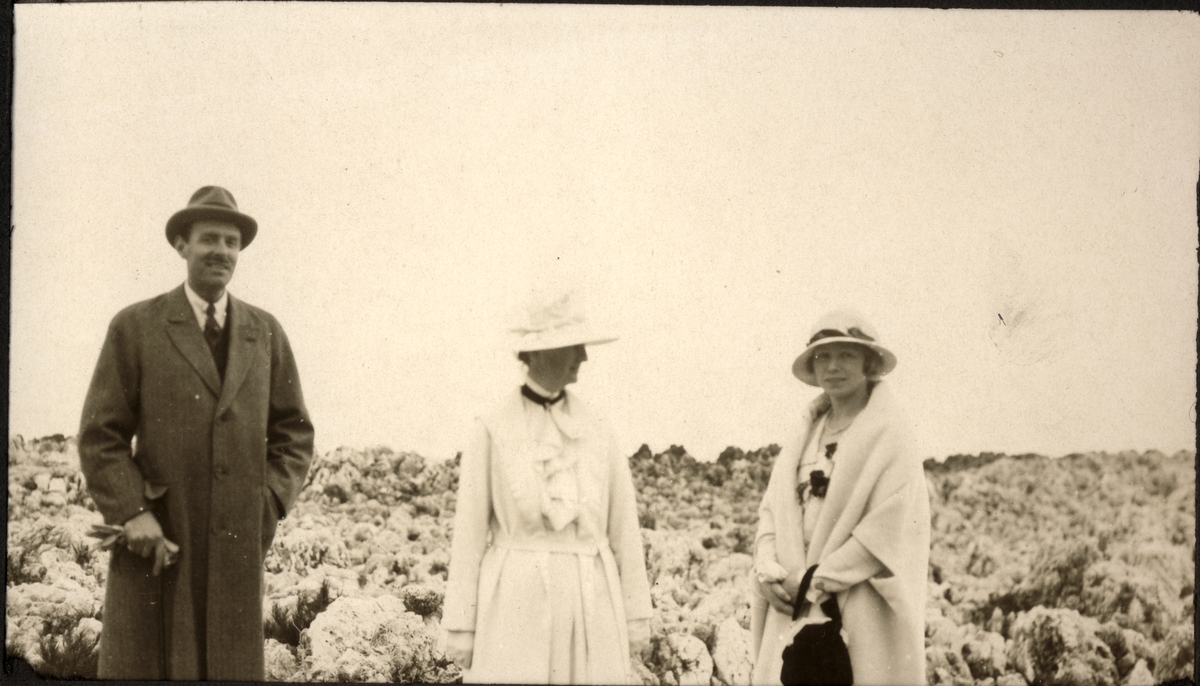 Nini Egeberg står mellom Esther Lucy Egeberg og Jack (?) på Cap St. Martin i Frankrike. De to sistnevnte er på bryllypsreise. Fotografert 1922.