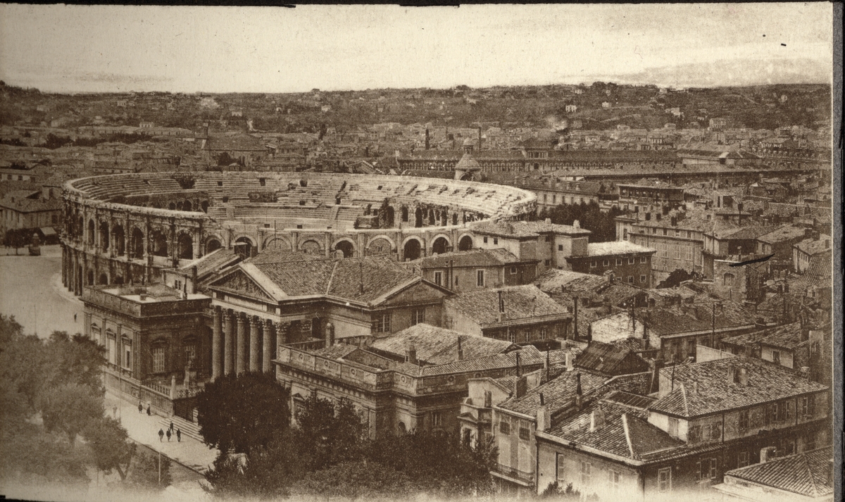 Utsikt over byen Nîmes i Frankrike. I midten ses amfiteatret, hvor Westye P. Egeberg med følge så på tyrefekting i mars 1922. Antagelig et postkort kjøpt under oppholdet.