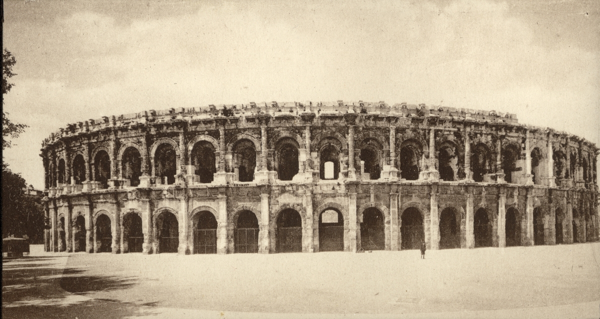 Amfiteatret i NÎmes, Frankrike. Her så Westye Egeberg og følge tyrefekting under et opphold i mars 1922.