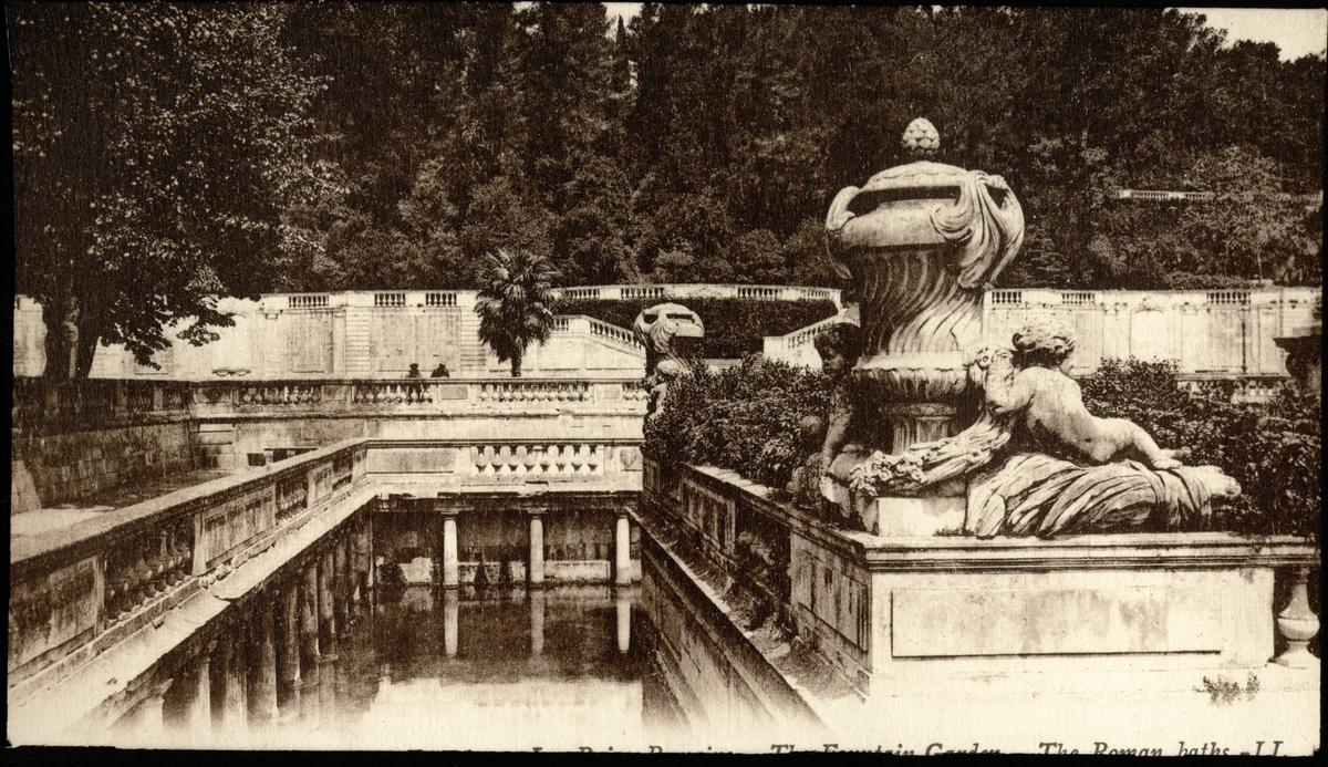 Postkort med motiv fra Jardin de la Fontaine og Les Bains Romains i Nîmes, Frankrike. Westye P. Egeberg og følge besøkte NÎmes i mars 1922.