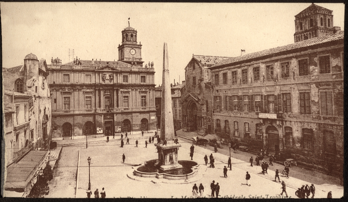 Place de la Republique med Cathedrale Saint-Trophime i Arles, Frankrike. Antagelig et postkort kjøpt under reise i 1922.