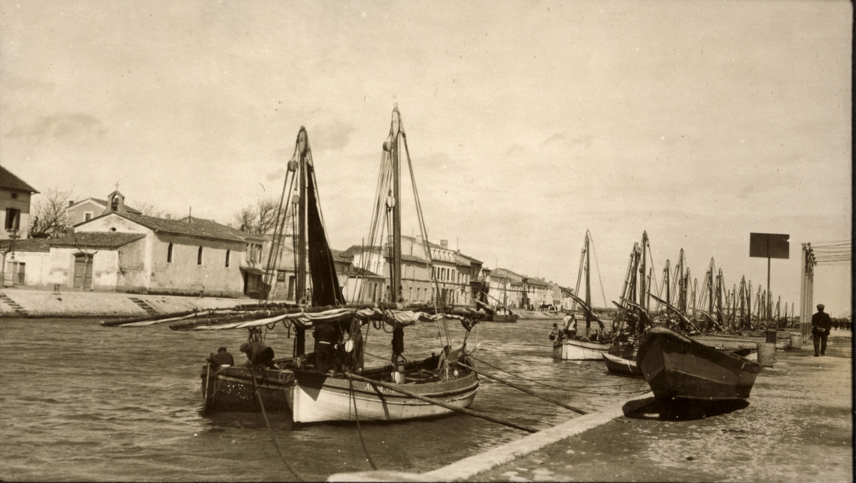 Seilbåtene ligger tett ved innseilingen til havnebyen Grau-de-Roi i Frankrike. Fotografert 1922 i forbindelse med en reise i Frankrike.