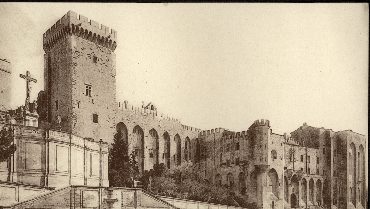 Det gamle pavepalasset i Avignon, Frankrike. Fotografert i 1922 i forbindelse med en reise i Frankrike.