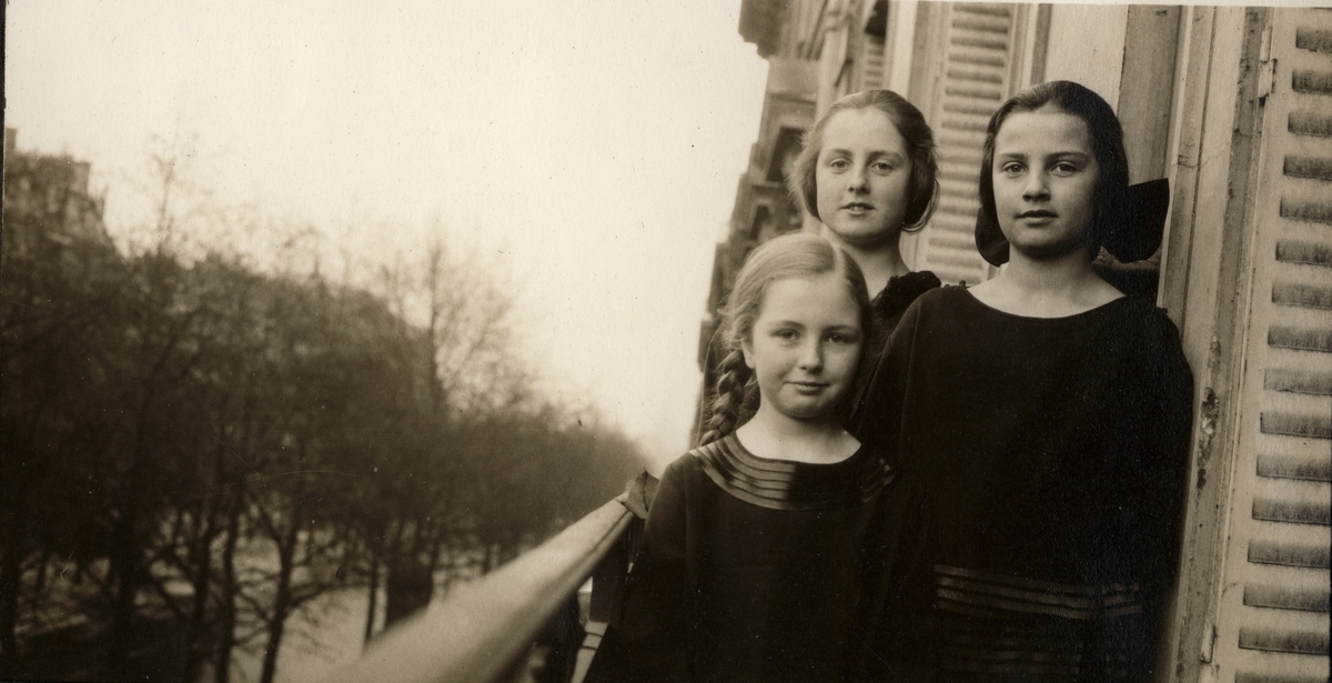 Søstrene Karen, Mimi og Lucy Egeberg fotografert på en balkong i Paris i 1922.