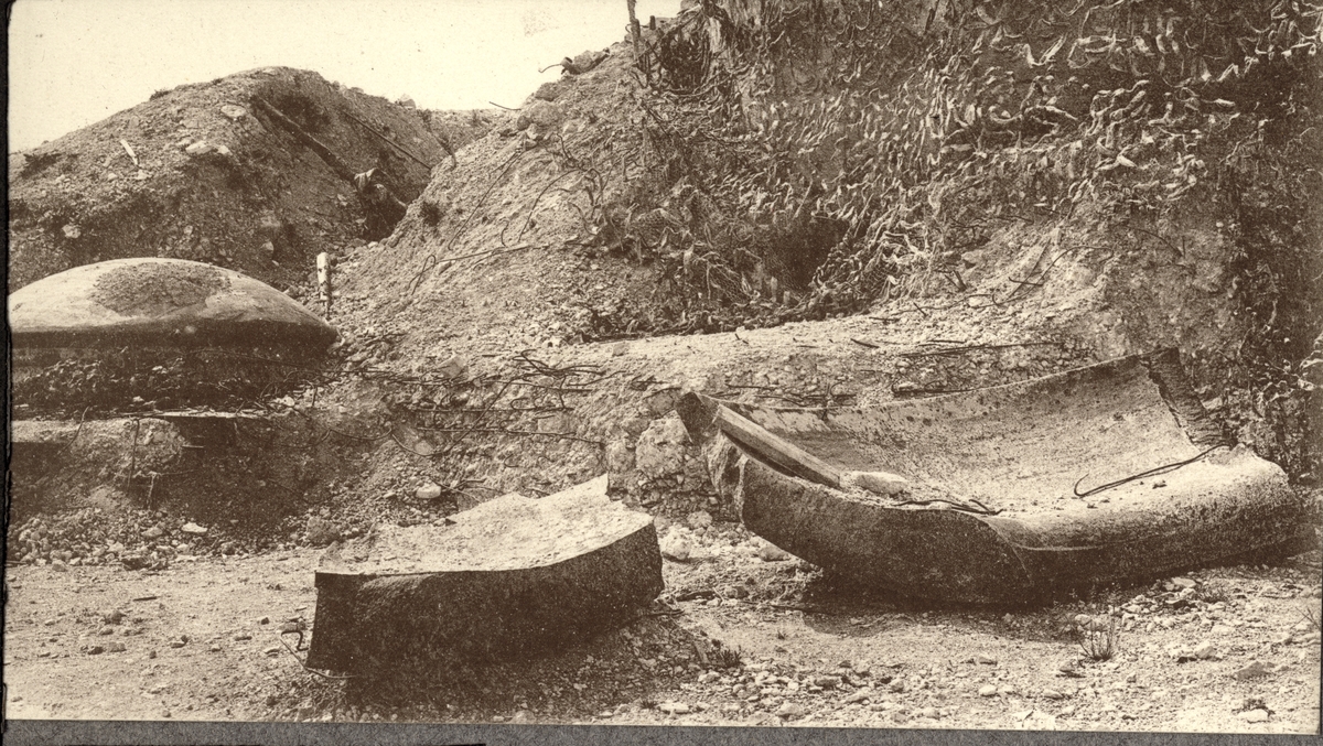 Le Fort de Douaumont i Verdun, Frankrike. I forgrunnen ligger rester av sprengt betong etter slaget under første verdenskrig. Fotografert 1922 i forbindelse med en rundreise i Frankrike.