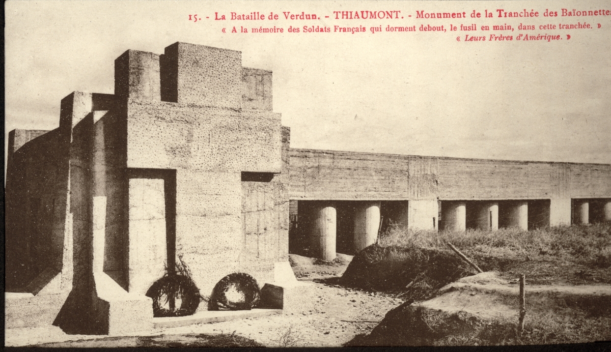 Monument de la Tranchée des Baïonnettes i Verdun, Frankrike. Monumentet er en kirkegård og minnesmerke for falne soldater under slaget i Verdun i 1916. Antagelig et postkort kjøpt under en rundreise i Frankrike 1922.
