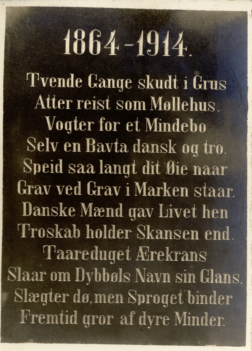 Minneplakett på Dybbøl Mølle i Sønderborg, Danmark. Den markerer de 50 år siden møllen ble skutt i brann av preussiske styrker og gjenoppbygget. Fotografert 1922 i forbindelse med en rundreise i Europa.