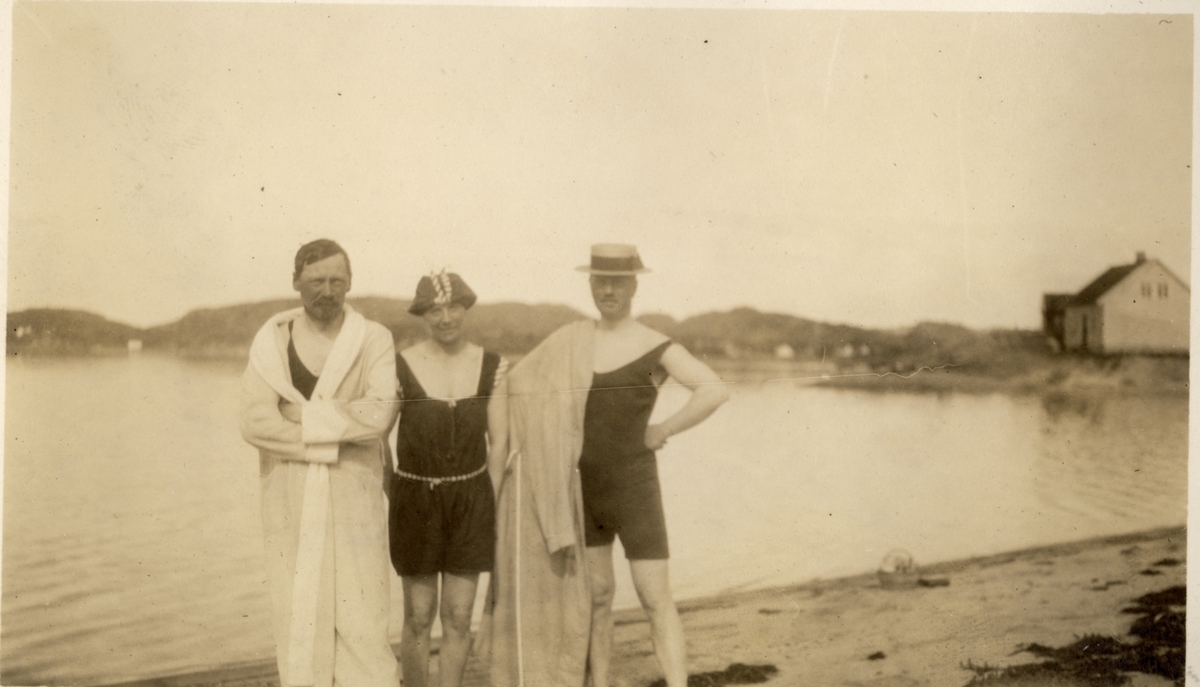 Viktor Plahte, Sossen (Sophie?) Lumholtz og Westye P. Egeberg på badestrand i Mandal. Fotografert juli 1922 i forbindelse med seiltur tur/retur Stavanger.