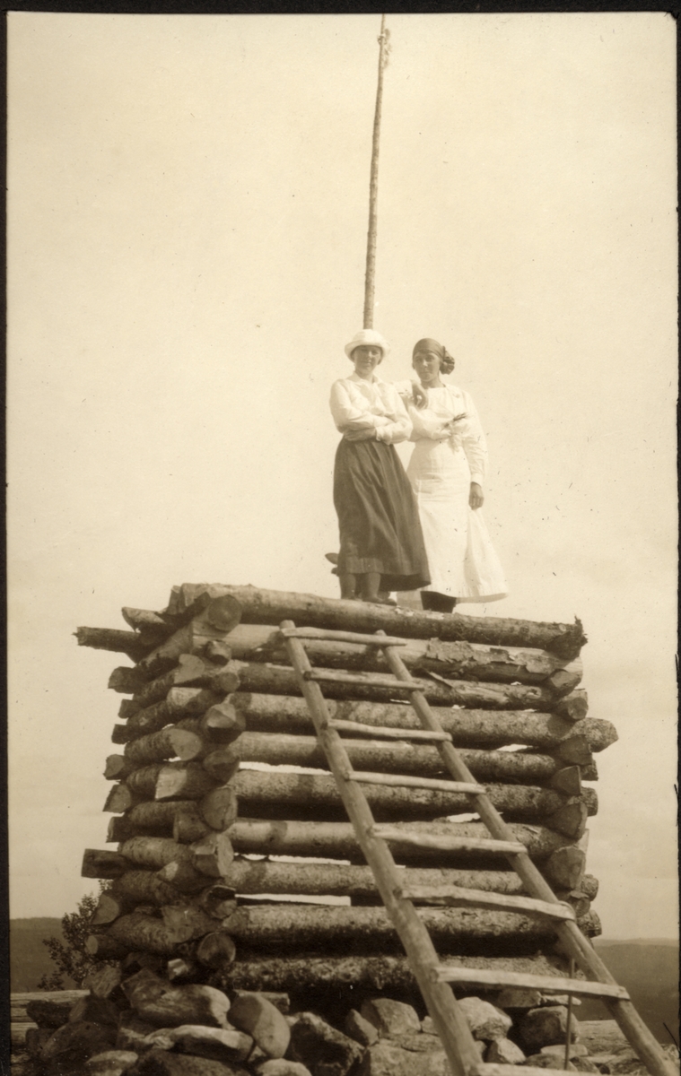 Dagny Plahte og Sossen (Sophie?) Lumholtz på toppen av Årkjøltårnet i Nord-Odal. Fotografert august 1922.