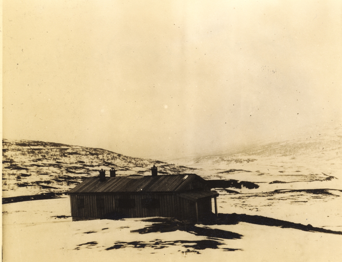 Bjørgesætra turisthytte, fotografert under en skitur fra Fokstua til Otta i påsken 1923. 
