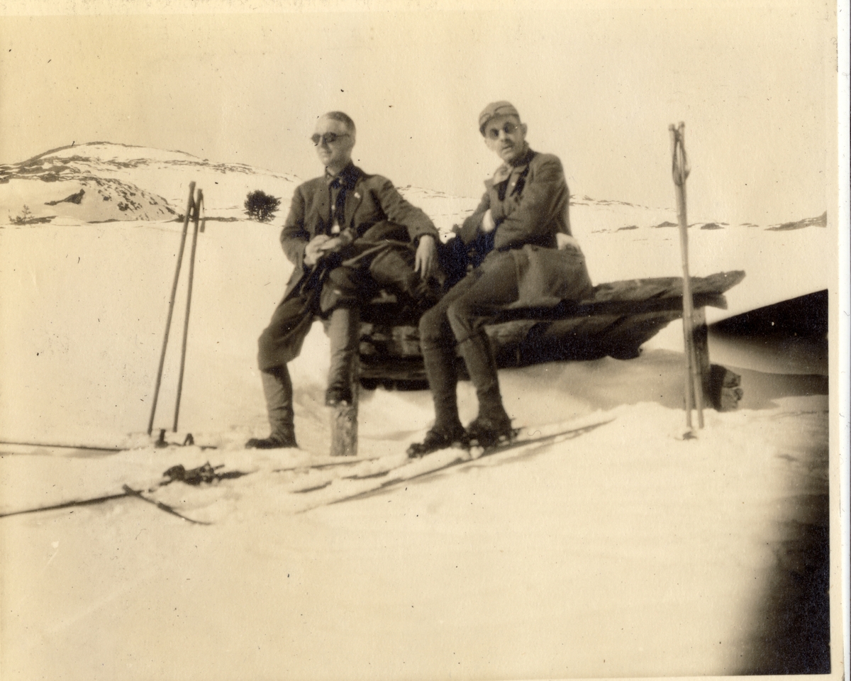 To deltakere i skitur fra Fokstua til Otta tar en pause underveis. Fotografert påsken 1923.