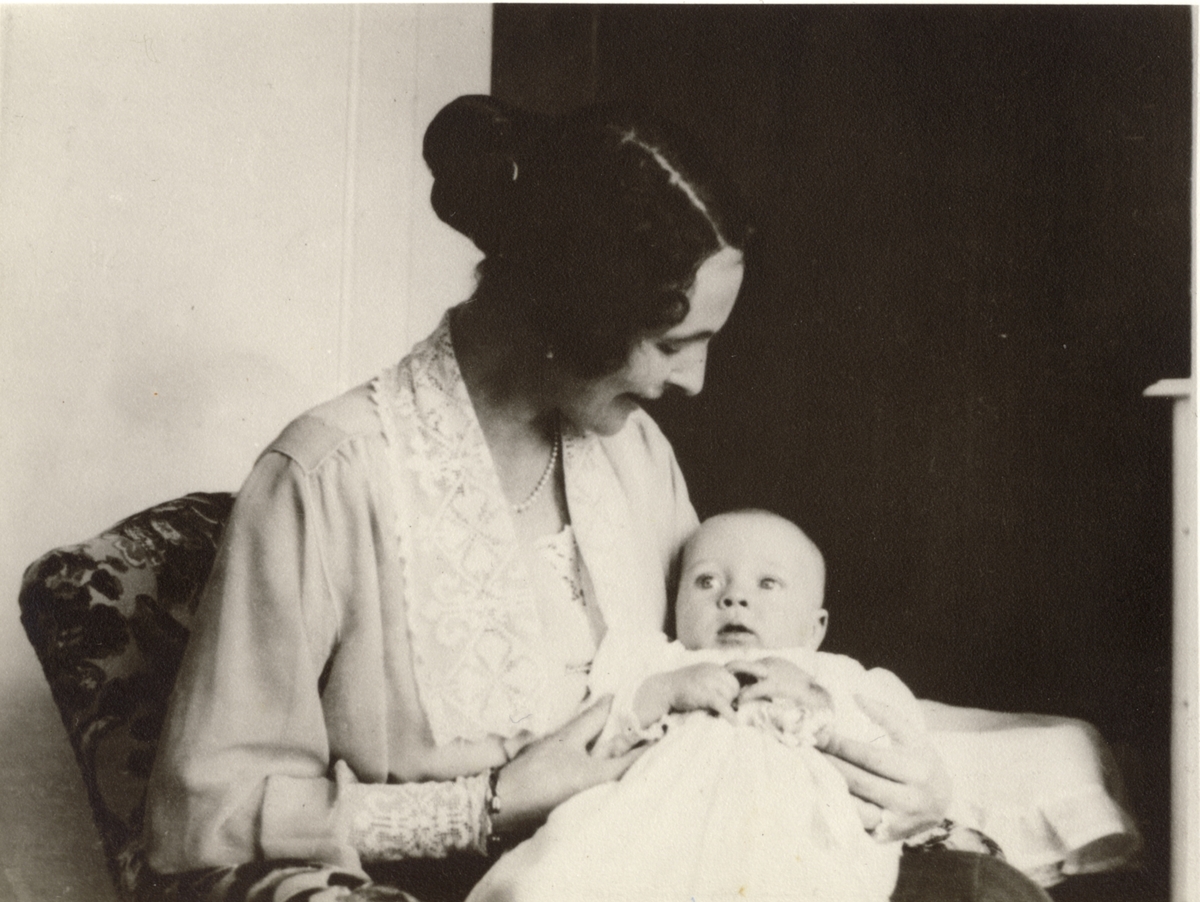 Gerhard Aage Treschow på dåpsdagen, i fanget til moren Anna Treschow. Gerhard Aage var gudsønn til Westye P. Egeberg. Fotografert 1923.