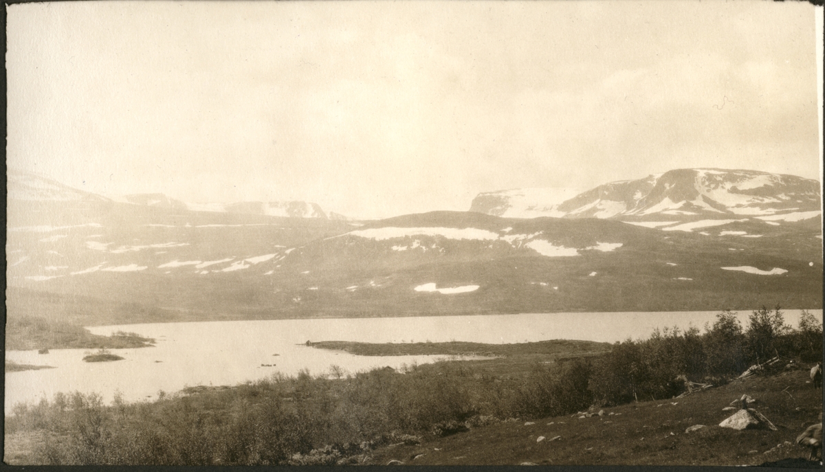 Utsikt fra Tronskar sæter i Hallingdal. Fotografert 1923.