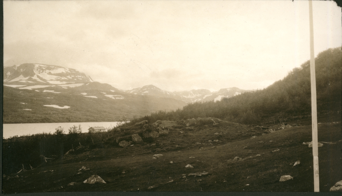 1923. Utsigten fra Tronskar sæter i Hallingdal. Antagelig en flaggstang til høyre. Fotografert 1923.