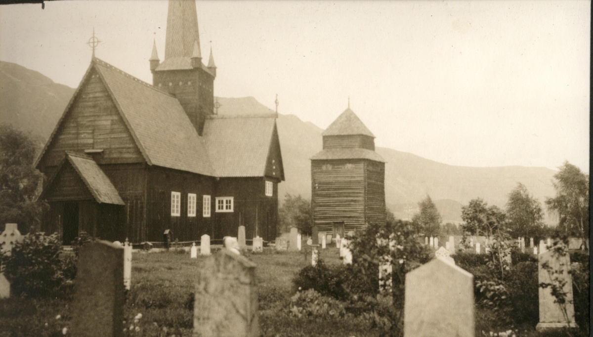 Vågå kirke med laftet støpul. Fotografert 1923.