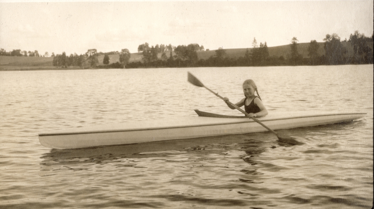 Karen Egeberg padler på Bogstadvannet. Fotografert 1923.