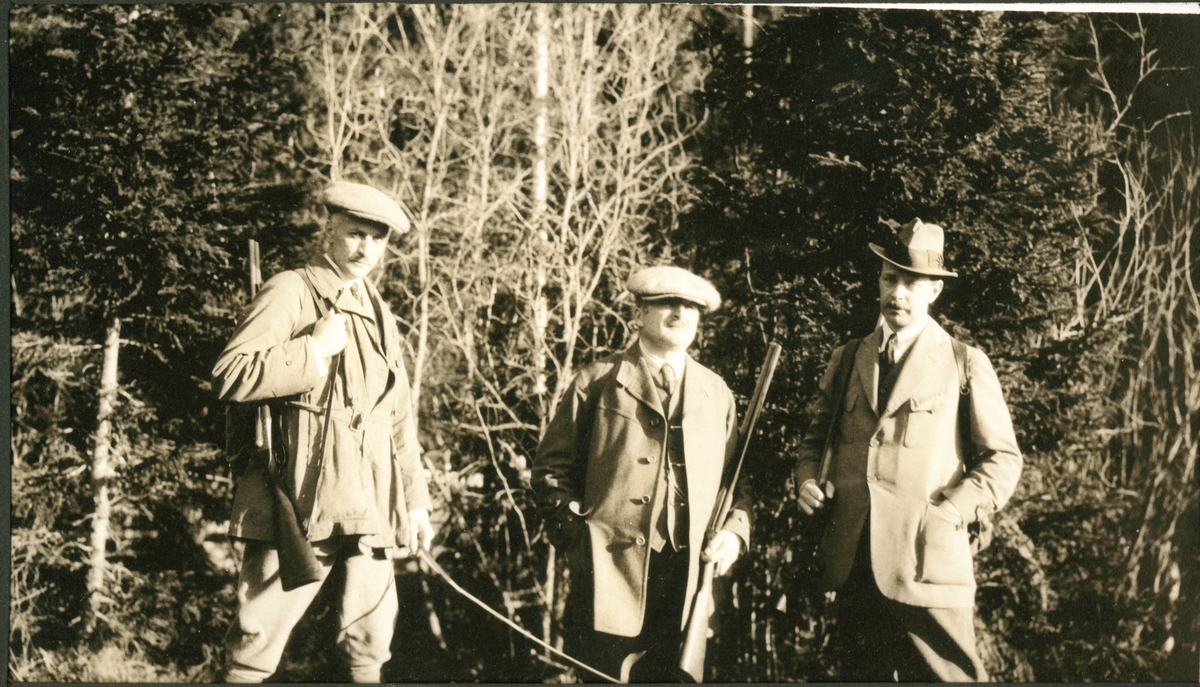 Tre menn på høstjagt ved Egeberg-familiens jakteiendom Malungen i Hedmark. Fra venstre Oscar Collett, Harald Løvenskiold og Giert Giertsen. Fotografert 1923.