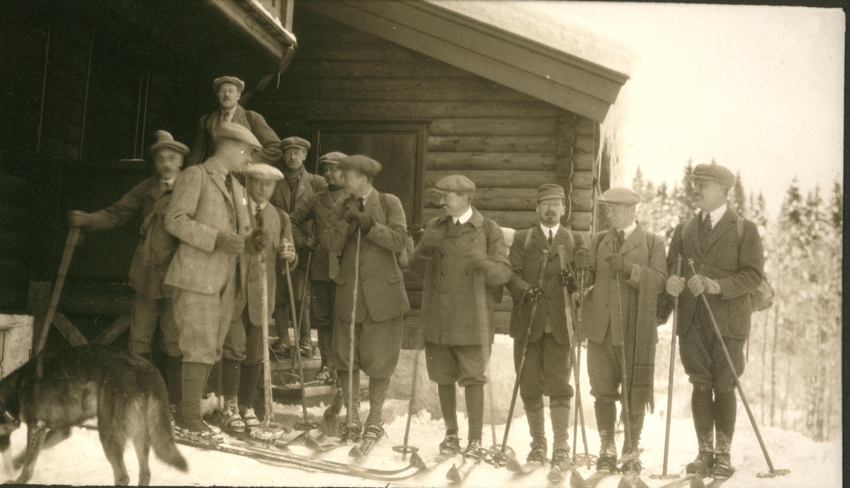 Medlemmer av skiklubben Fram starter på skitur fra sitt nye klubbhus Framstua ved Svartor i Nordmarka. Fotografert 1924.