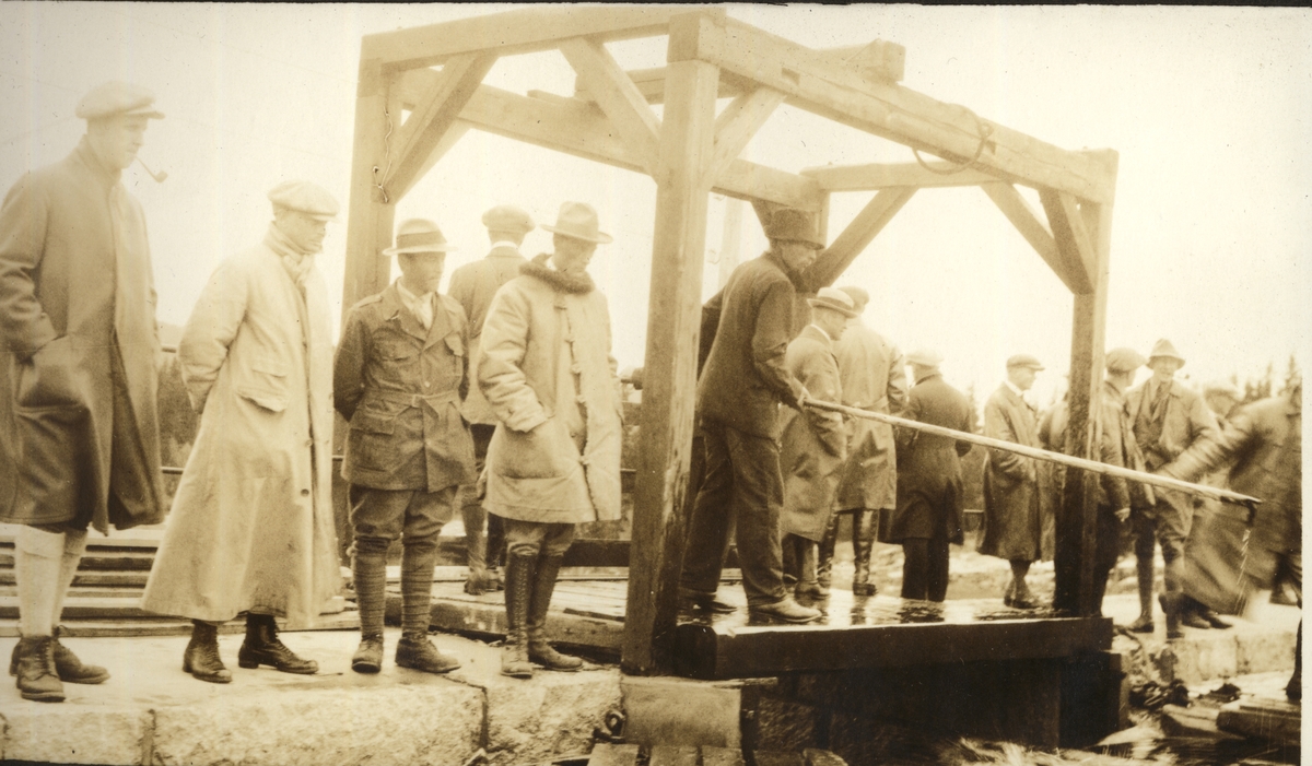 Medlemmer av Forstmandsforeningen på utflukt til Mykle dam i Siljan, Telemark. Fotografert juni 1924.