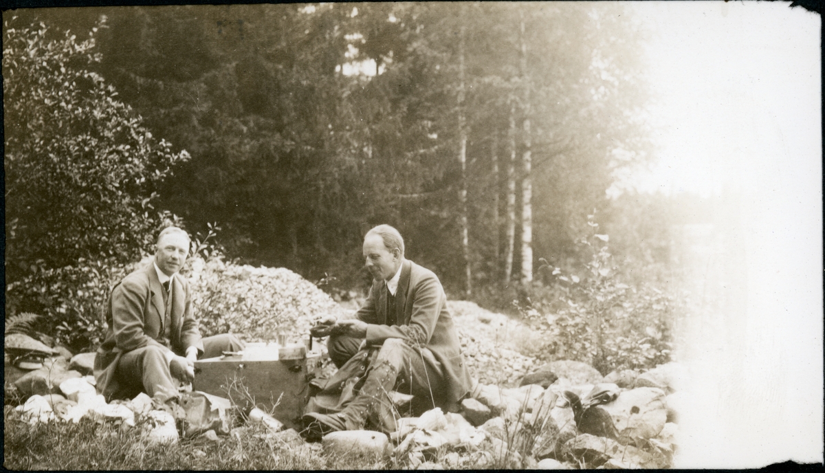 Westye P. Egeberg spiser lunsj med forstmester Ole Peter Moe i skogen ved Tangen, Nord-Odal. Fotografert juli 1924.