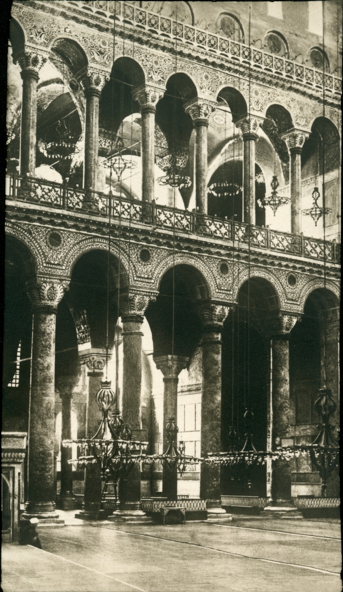 Interiør fra Hagia Sofia moské i Istanbul, Tyrkia. Fotografert april 1925 under ekteparet Egebergs cruise i Middelhavet.