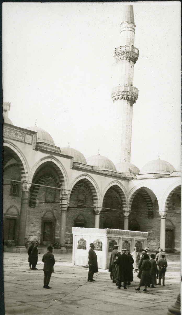 En gruppe mennesker, antagelig et reisefølge, i gårdsrom til Süleymaniye moskéen i Istanbul, Tyrkia. Fotografert april 1925 under ekteparet Egebergs cruise i Middelhavet.