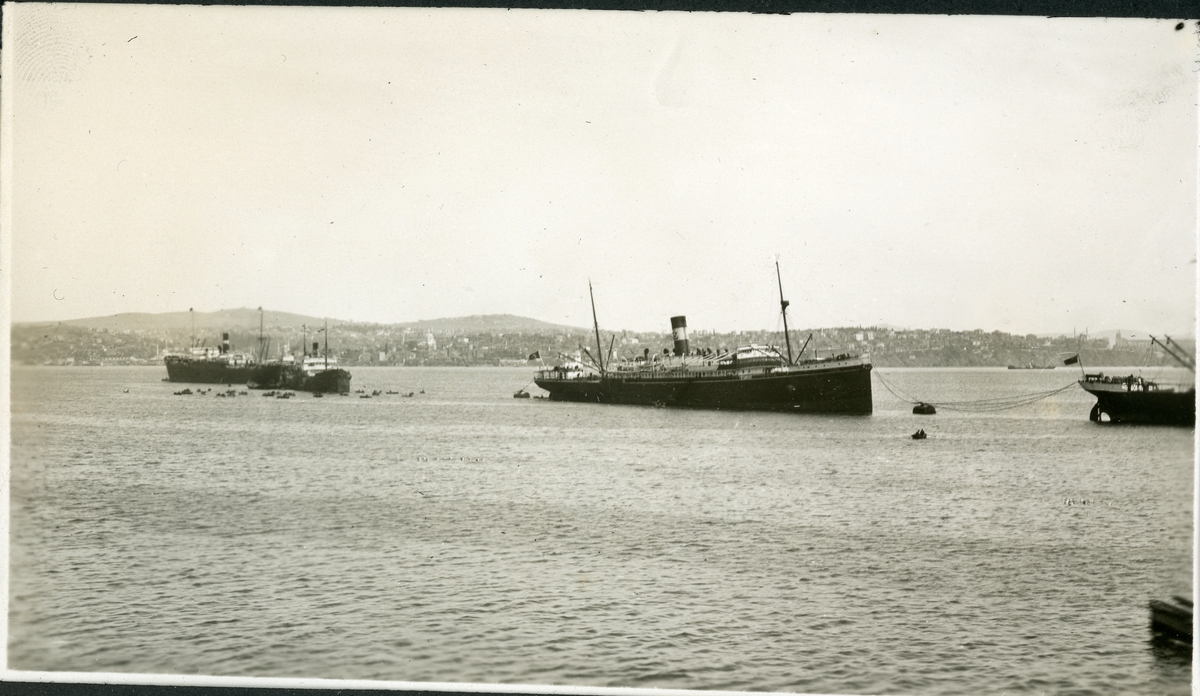 Utsikt fra havnen i Istanbul, Tyrkia mot bydelen Skutari (Ûskûdar). I forgrunnen ligger skip for anker. Fotografert april 1925 under ekteparet Egebergs cruise i Middelhavet.