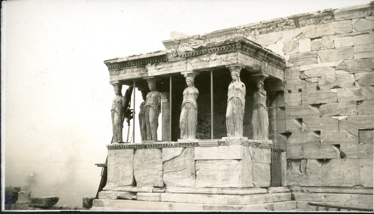 Karyatidene på templet Erekhtheion på Akropolis i Athen, Hellas. Fotografert april 1925 under ekteparet Egebergs cruise i Middelhavet.