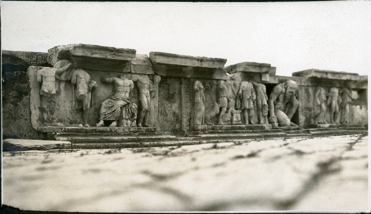 Frise fra Bacchus tempel i Athen, Hellas. Fotografert april 1925 under ekteparet Egebergs cruise i Middelhavet.